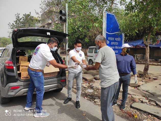Team HeEdEn distributing Food in Bhagwan Mahavir Hospital to Attendants & Poor