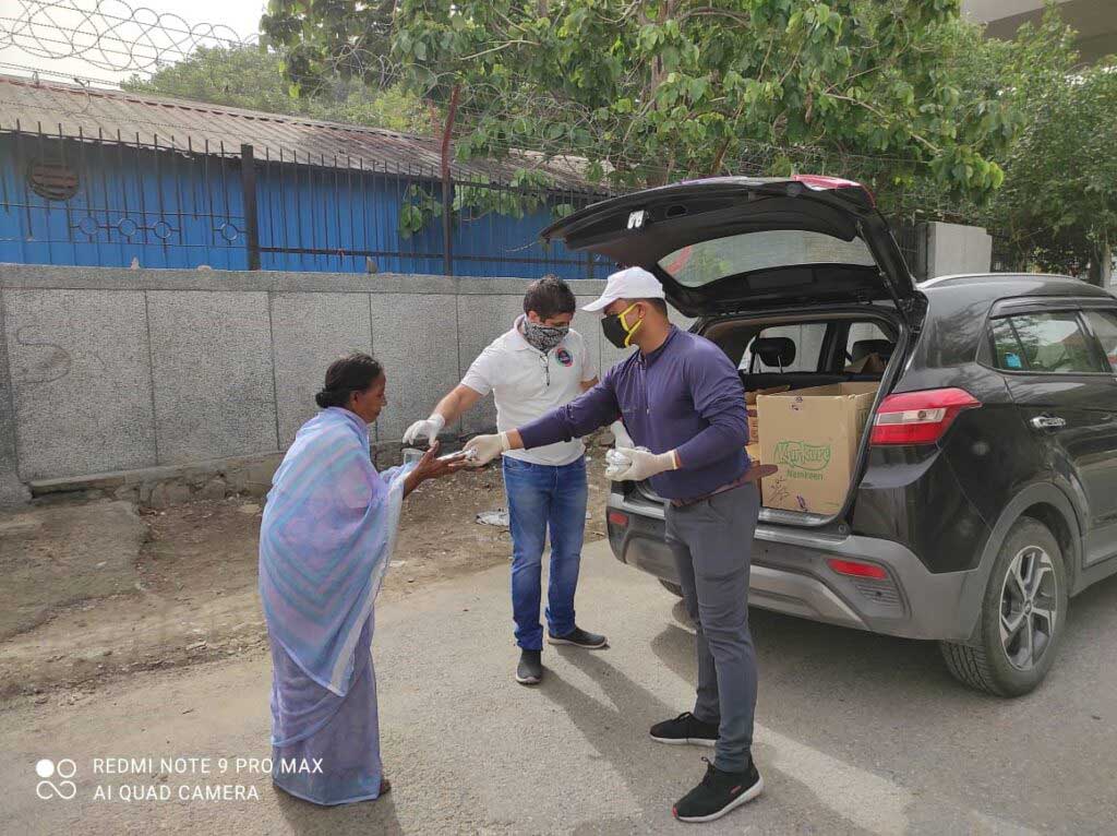 Team HeEdEn Distributing Cooked Food Packets in Shelter Homes Across Delhi